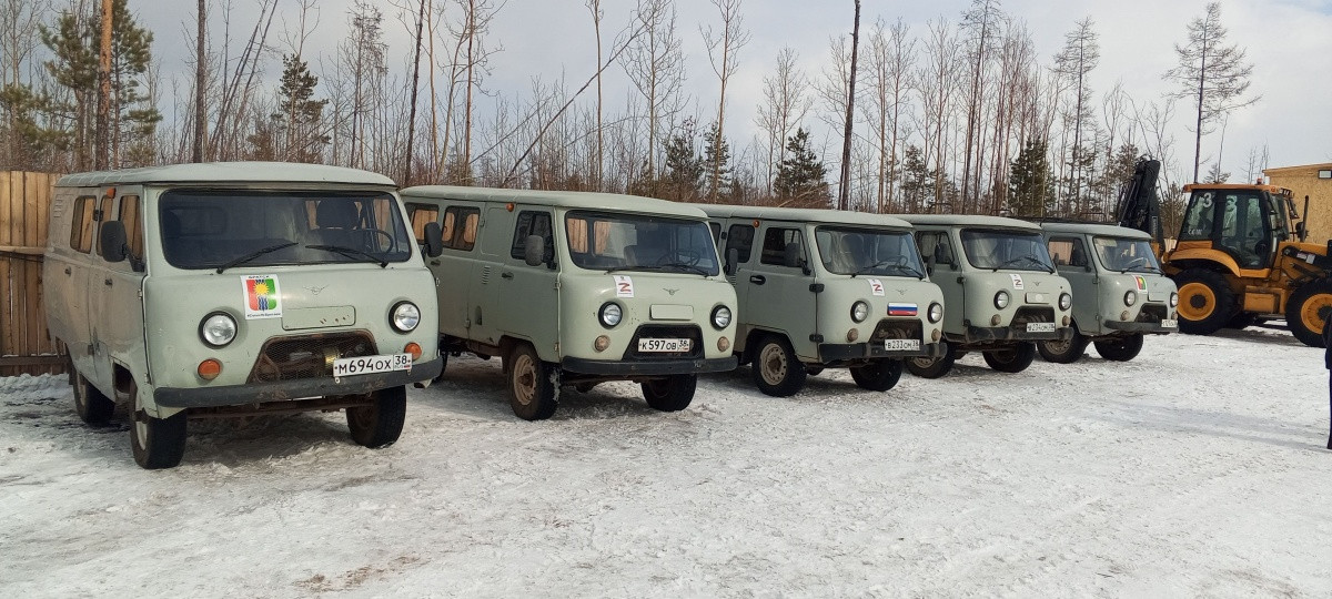 Ряд старых автомобилей на снегу