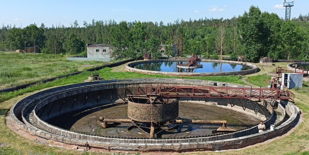Старые очистные сооружения в окружении леса