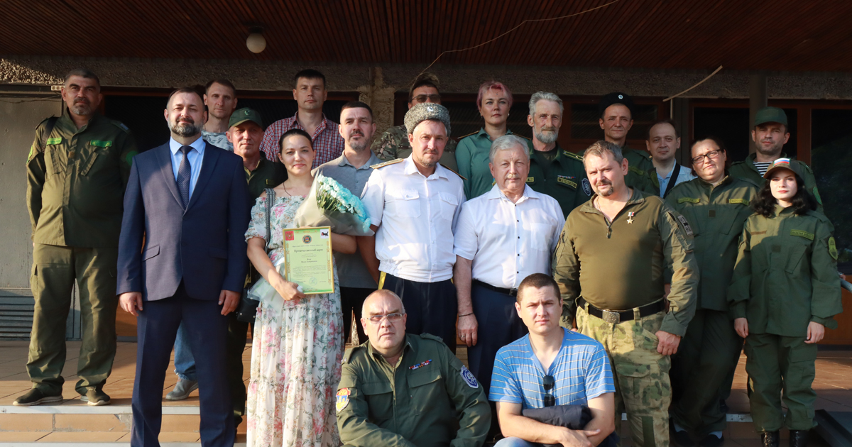 Группа людей в военной и гражданской одежде.