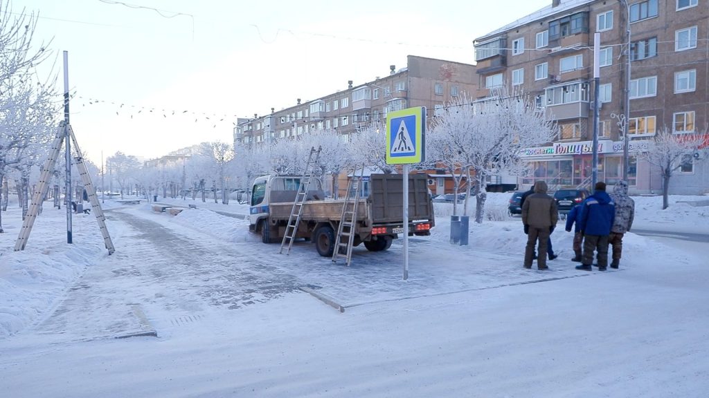Братск украшают к Новому году километрами гирлянд