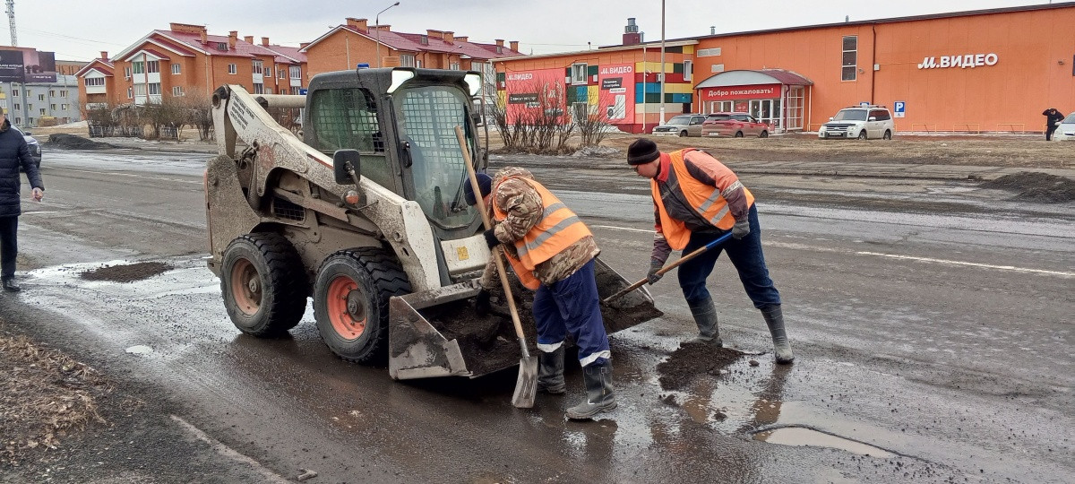 Дорожные рабочие ремонтируют улицу