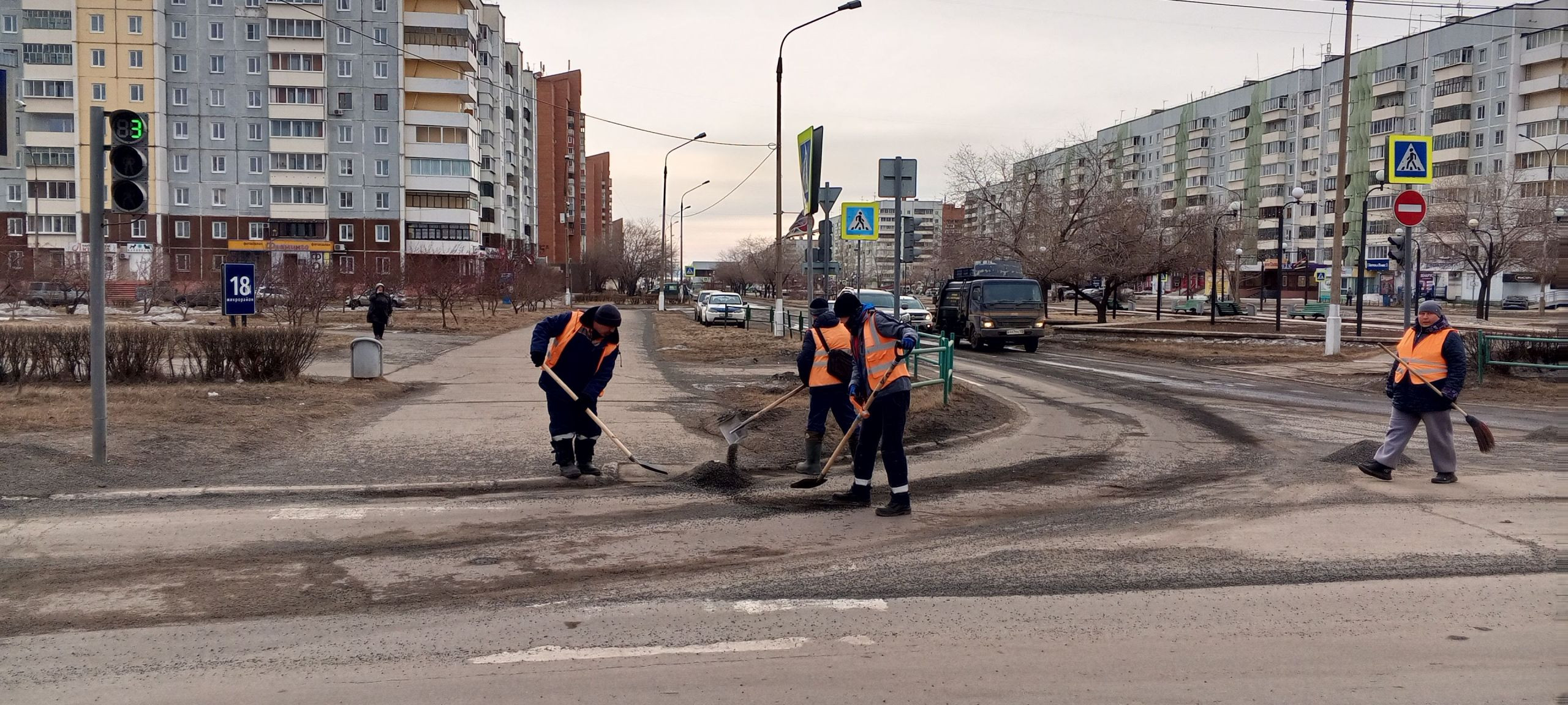 Рабочие ремонтируют дорогу в городе