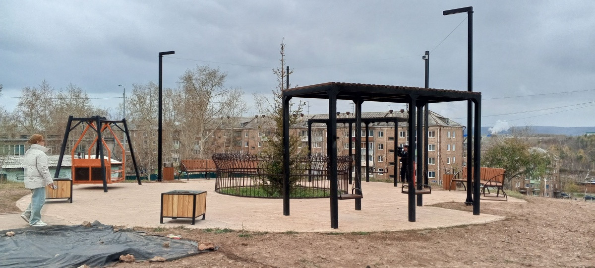Новая детская площадка в жилом микрорайоне.
