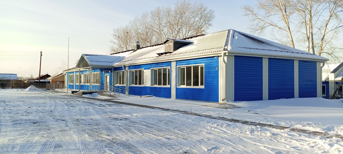 Синее здание на фоне зимнего пейзажа