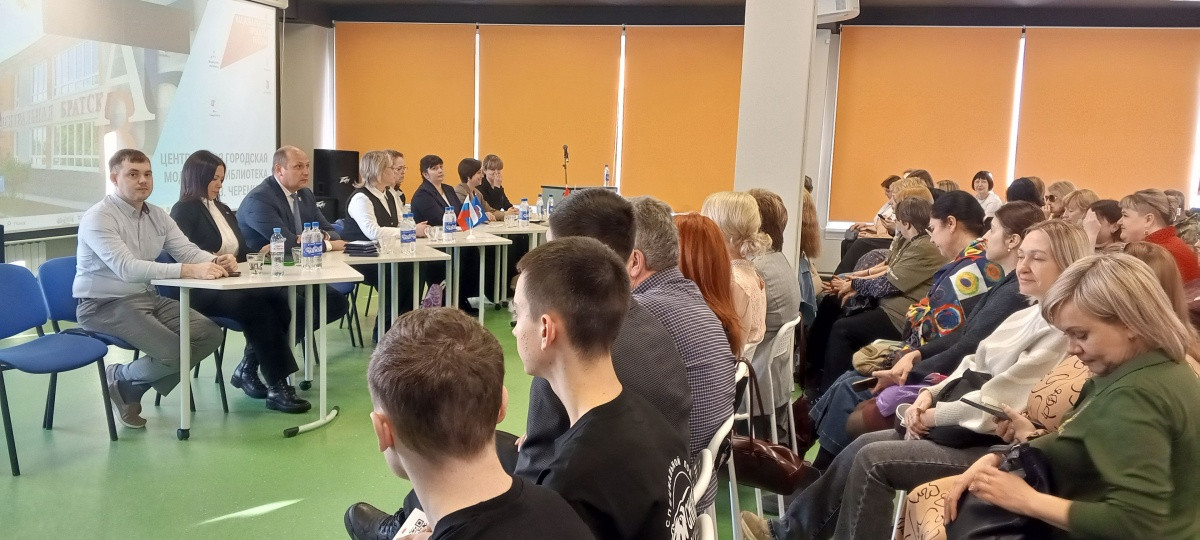 Конференция в библиотеке с участием слушателей и докладчиков.