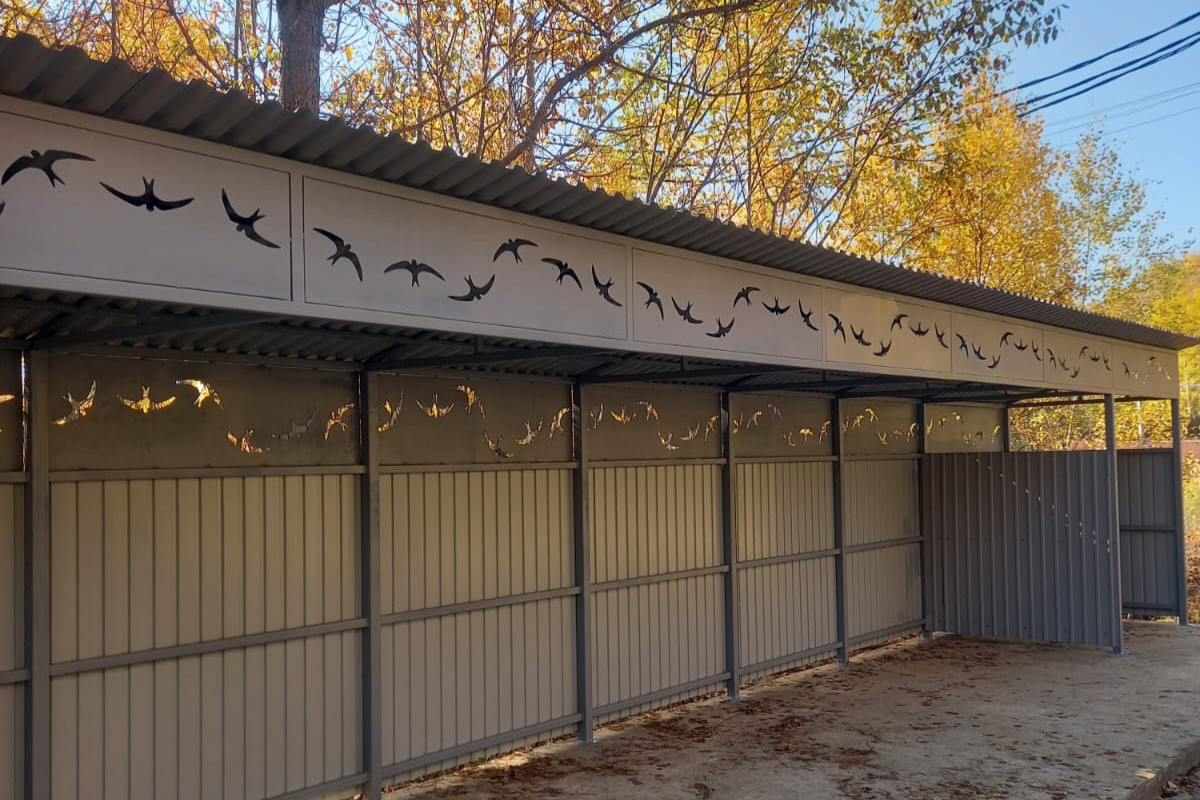 Навес с вырезанными силуэтами птиц на стенах