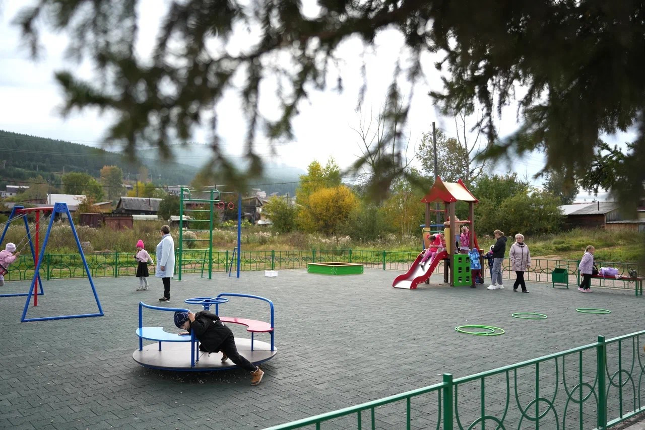 Дети играют на площадке на свежем воздухе.
