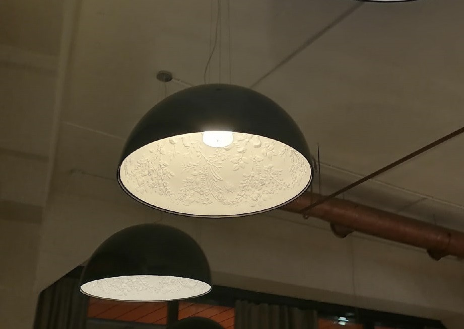 Декоративный подвесной светильник в интерьере