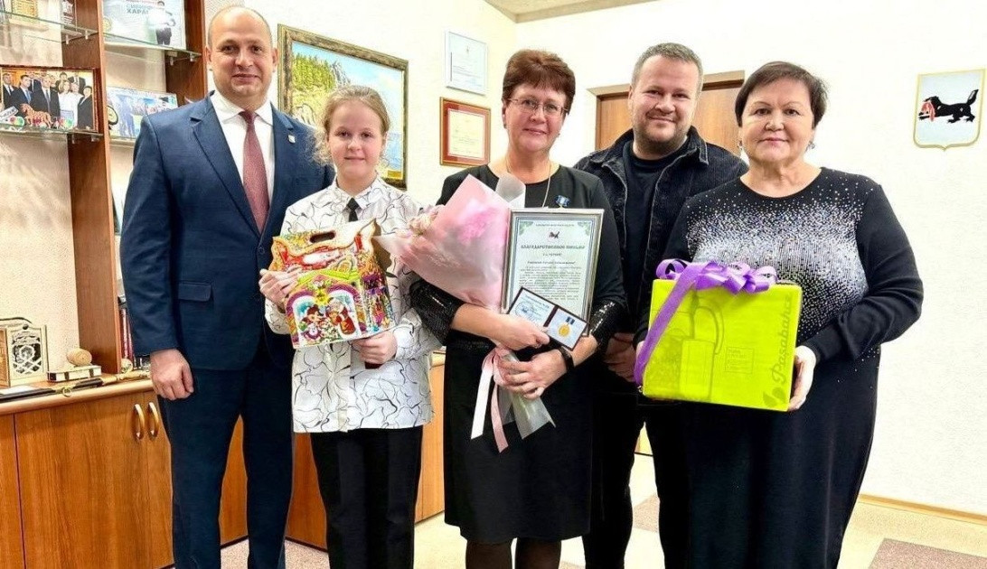 Группа людей с подарками и грамотами, офис.