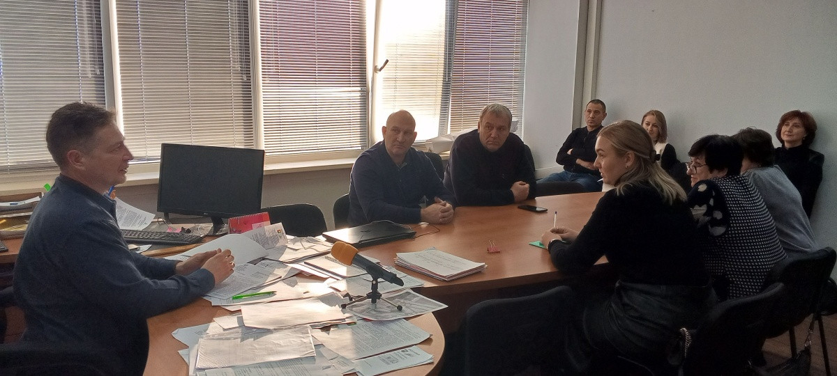 Совещание сотрудников в офисе за круглым столом.