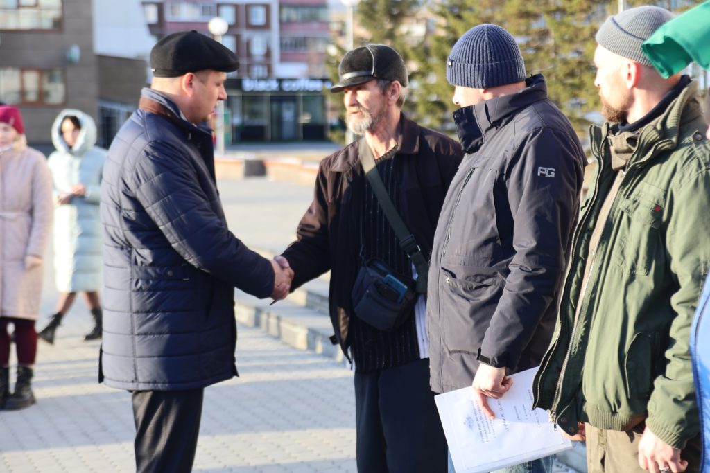 Шестерых добровольцев из Братска торжественно проводили на военную службу