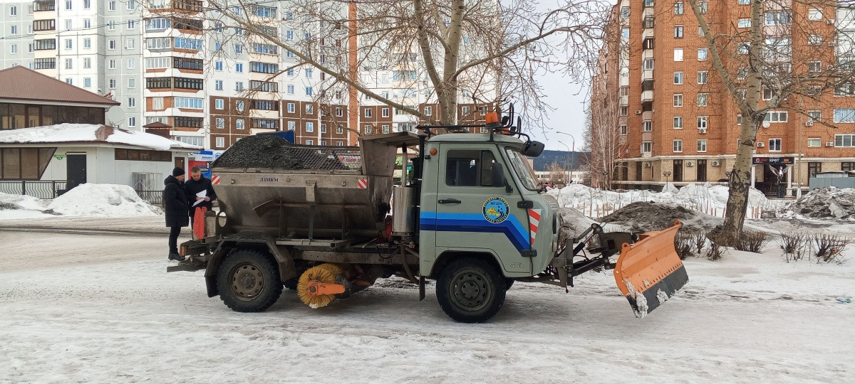 Уборочная машина зимой на улице