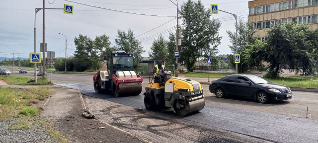 В Братске на улице Гагарина обновляют дорожное полотно
