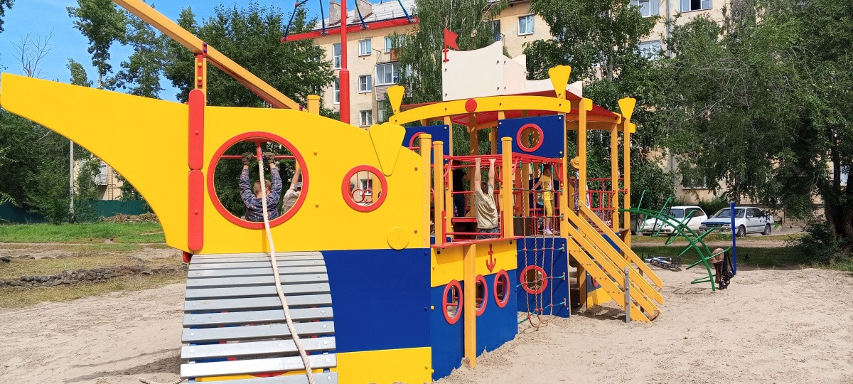 Детская площадка в виде корабля на улице.