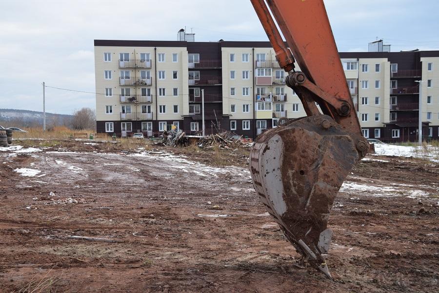 У новостроек по улице Возрождения в Братске начали убирать свалки