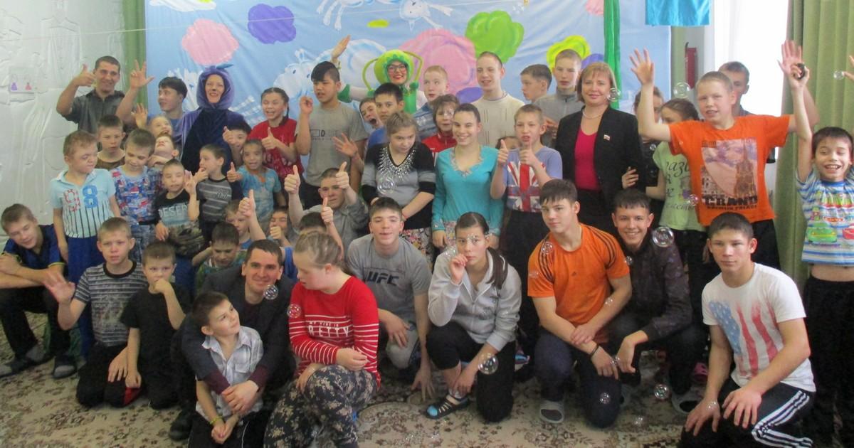 Братчанка связала 63 пары варежек для детей-сирот