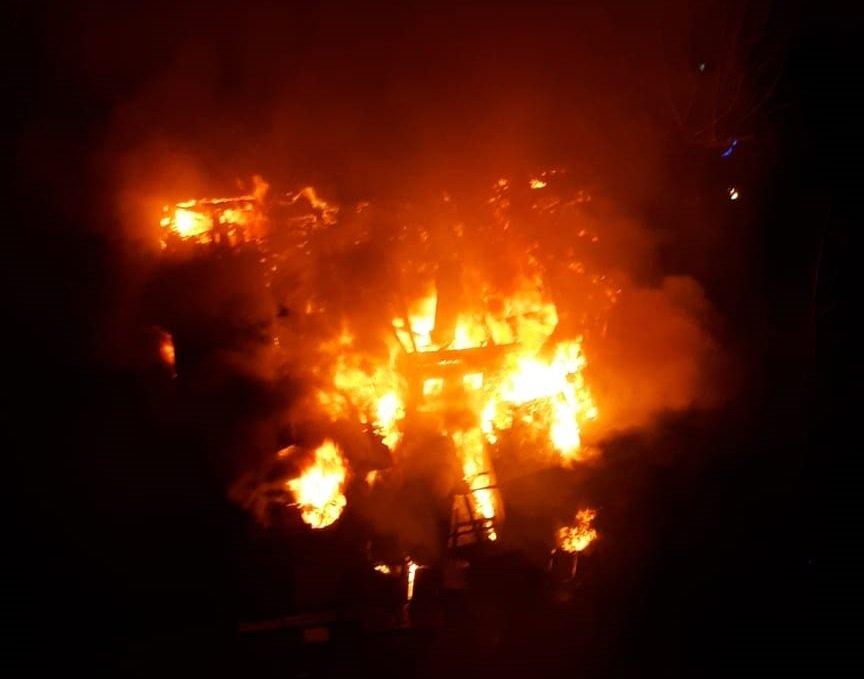 Женщина и двое детей погибли на пожаре в Братске