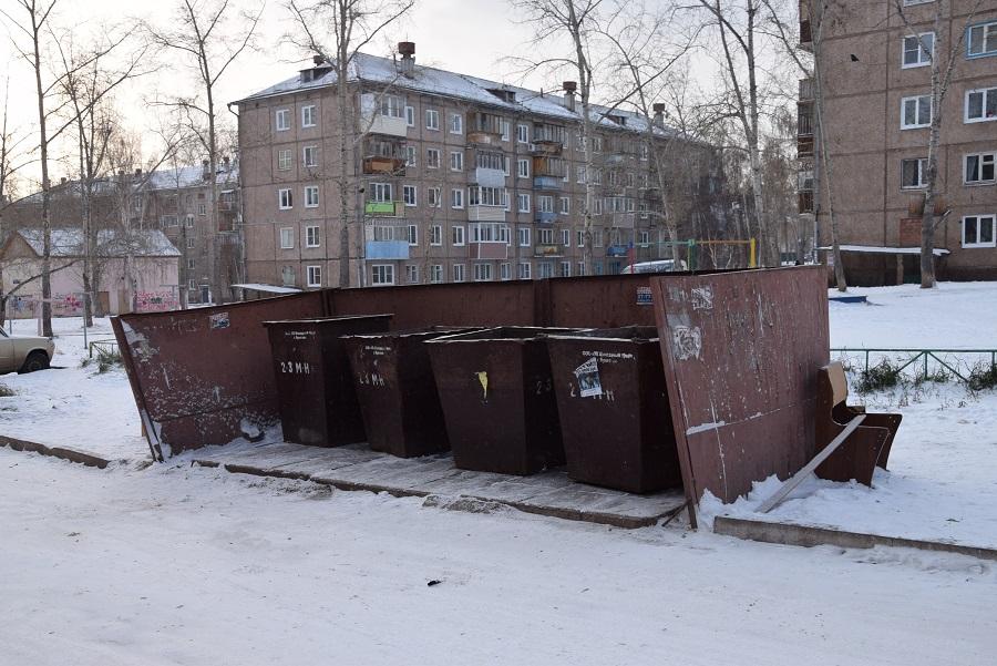 Жители домов по улице Кирова жалуются на переполненные мусорные контейнеры