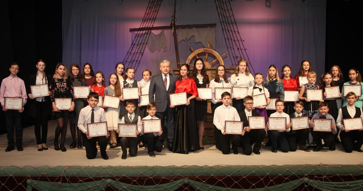 Одаренным детям в Братске вручили свидетельства на стипендии мэра