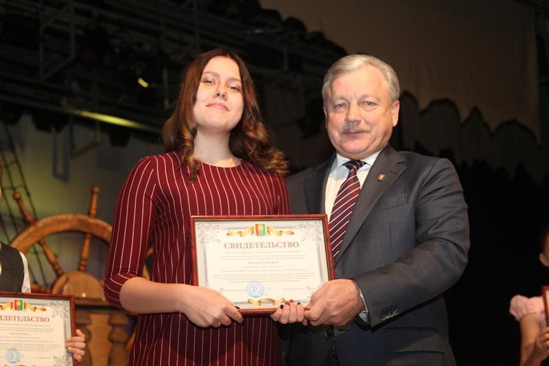 Одаренным детям в Братске вручили свидетельства на стипендии мэра