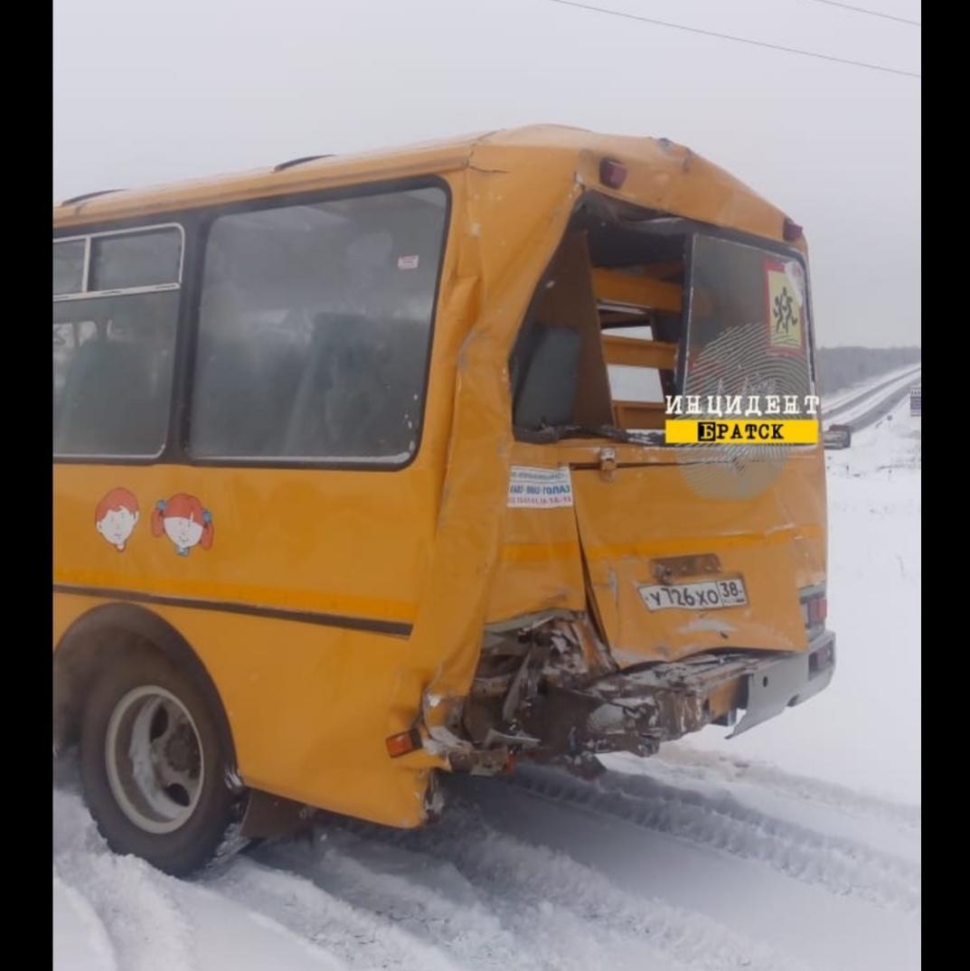 Лесовоз протаранил школьный автобус