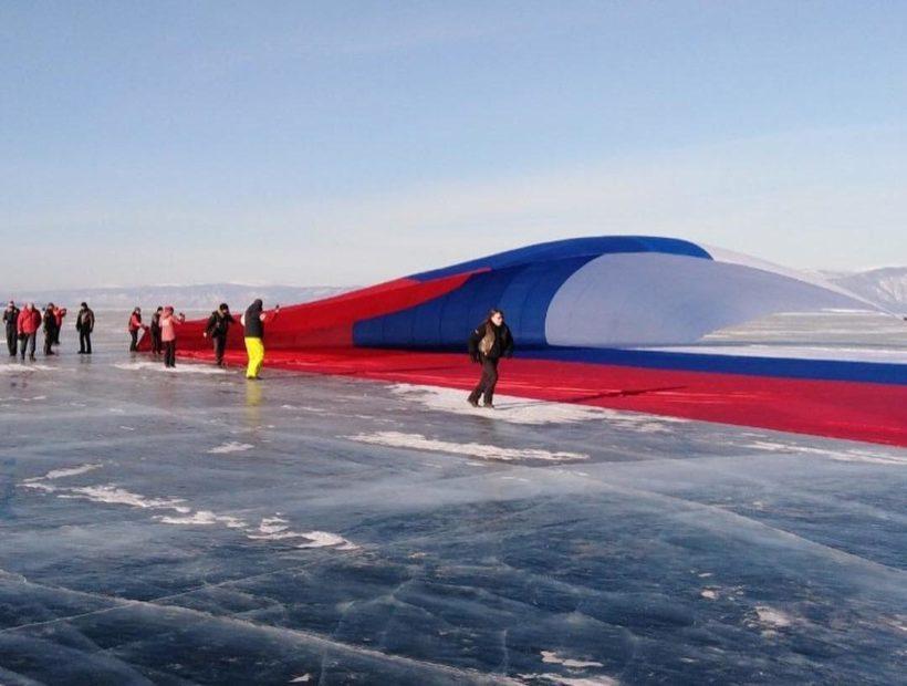 На Байкале развернули самый большой флаг России площадью 1 423 квадратных метра