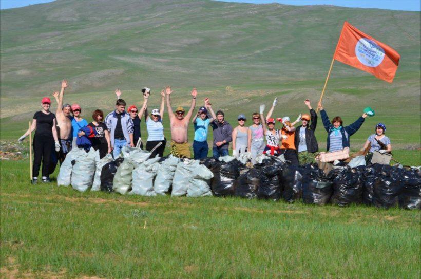 Организация "Мой Байкал" объявила набор волонтеров для уборки мусора с побережья озера