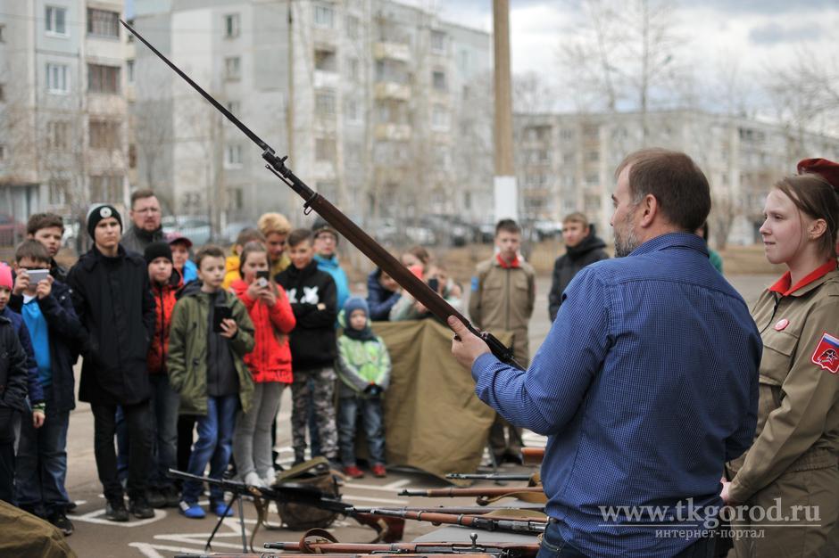 В Братске реконструкторы показали оружие Великой Отечественной войны