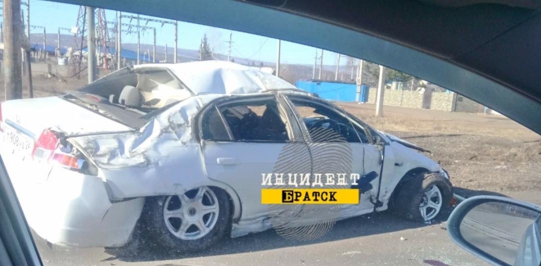 В Братском районе автомобиль врезался в ограждение