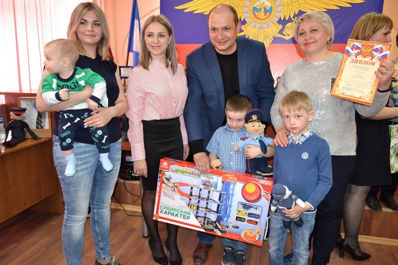 Благотворительный конкурс самодельной детской игрушки «Полицейский дядя Стёпа» завершился в Братске