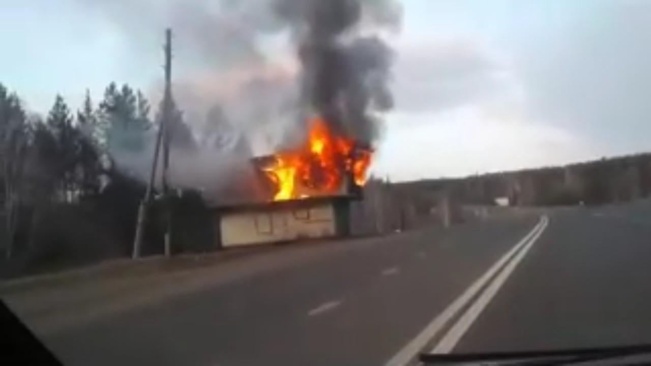Бывший пост ДПС сгорел в Братском районе