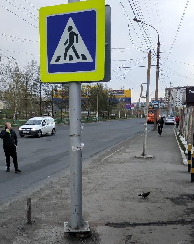 Общественники Братска обращают внимание на качество установки дорожных знаков возле пешеходных переходов