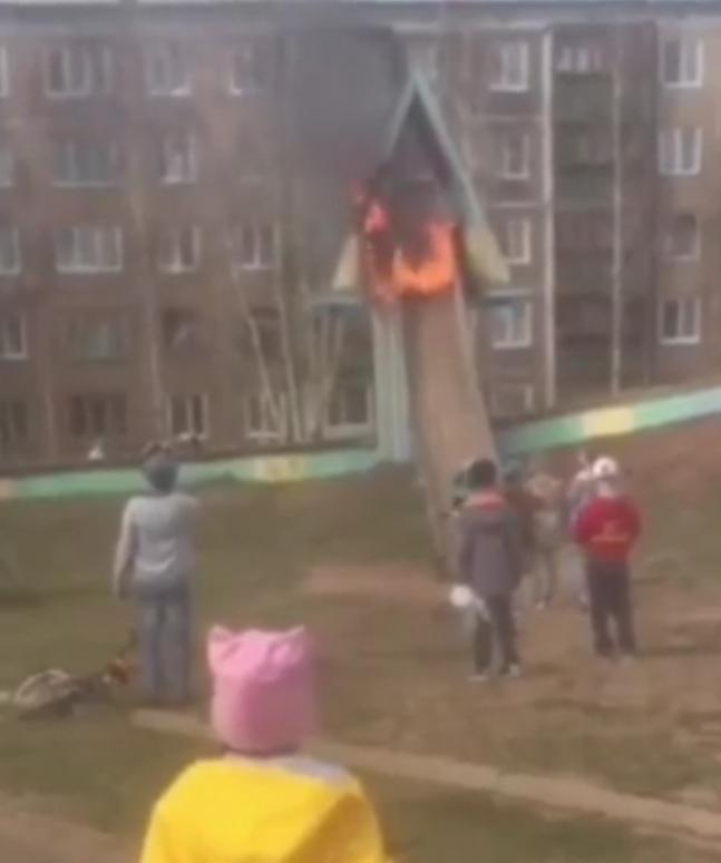 Пожар произошел на детской площадке в Братске