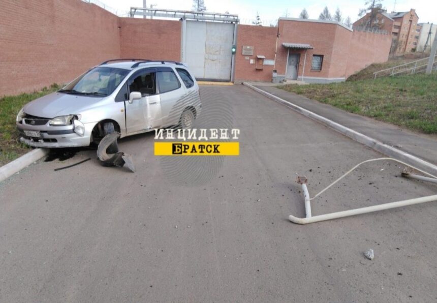 Пьяный водитель снес ограждение парковки в Падуне