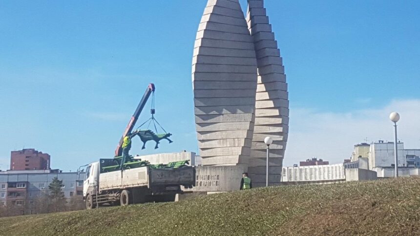 У вечного огня в Братске устанавливают скамейки