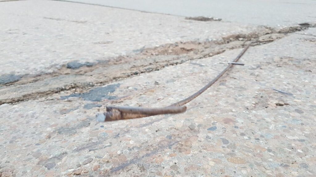 Братчане жалуются на торчащую арматуру на трассе из Тулуна