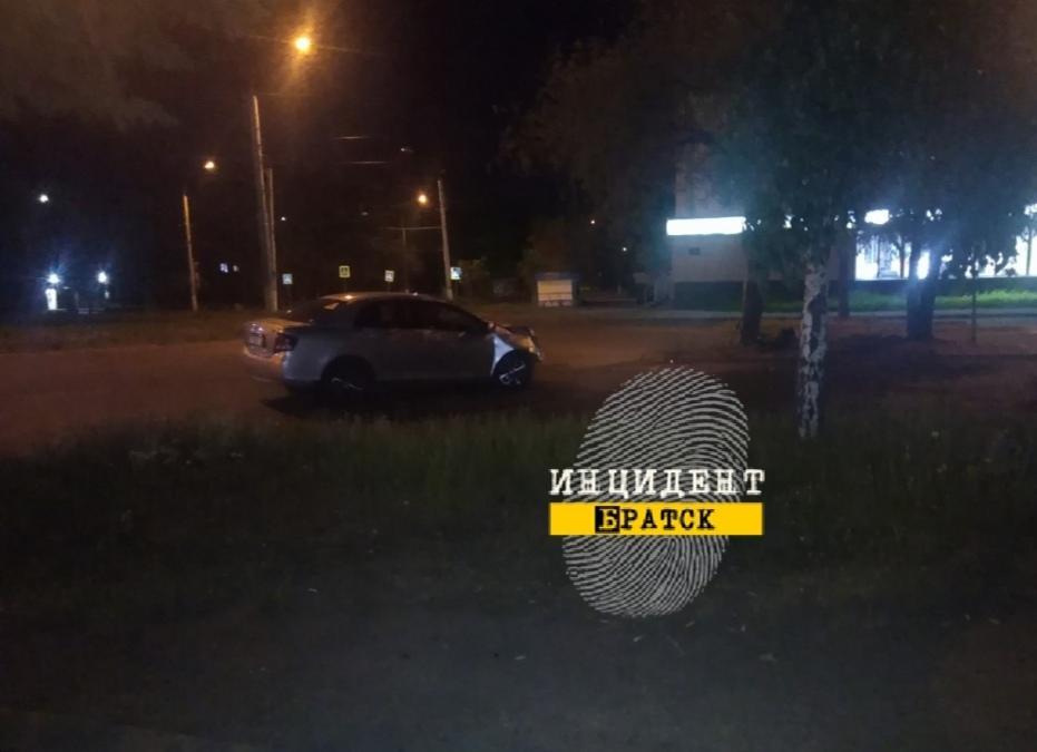 На перекрёстке улиц Мира и Подбельского водитель тойоты врезался в дерево
