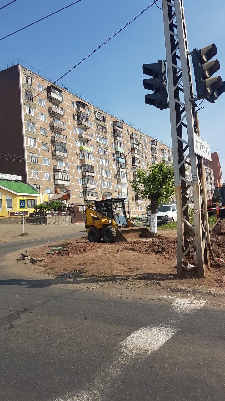 На пересечении улиц Обручева и Депутатская проходят ремонтные работы
