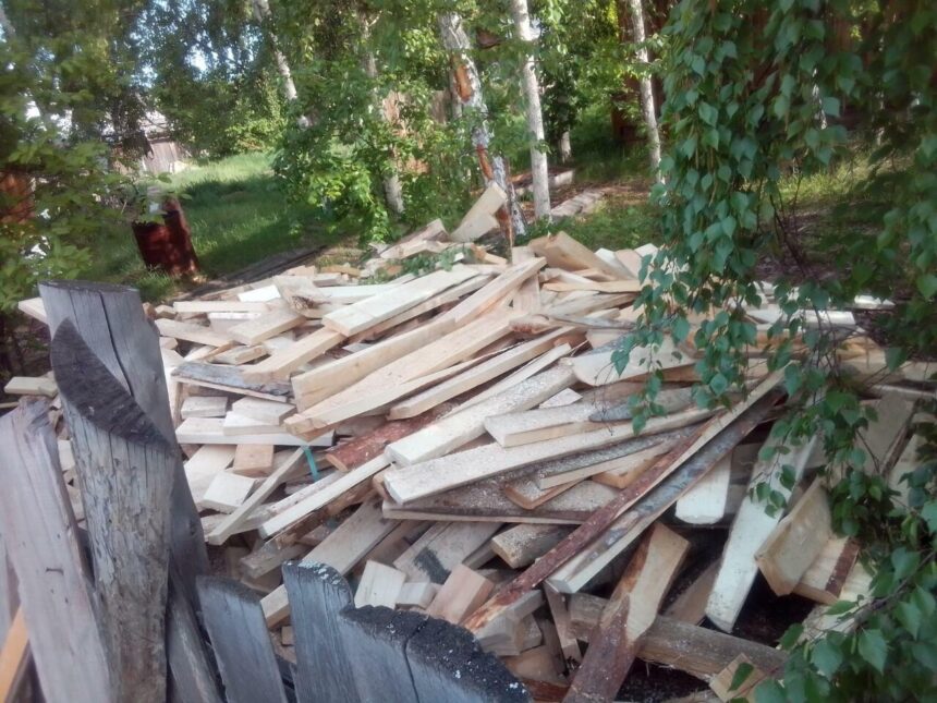 Жителей жилого района Порожский бесплатно обеспечивают дровами