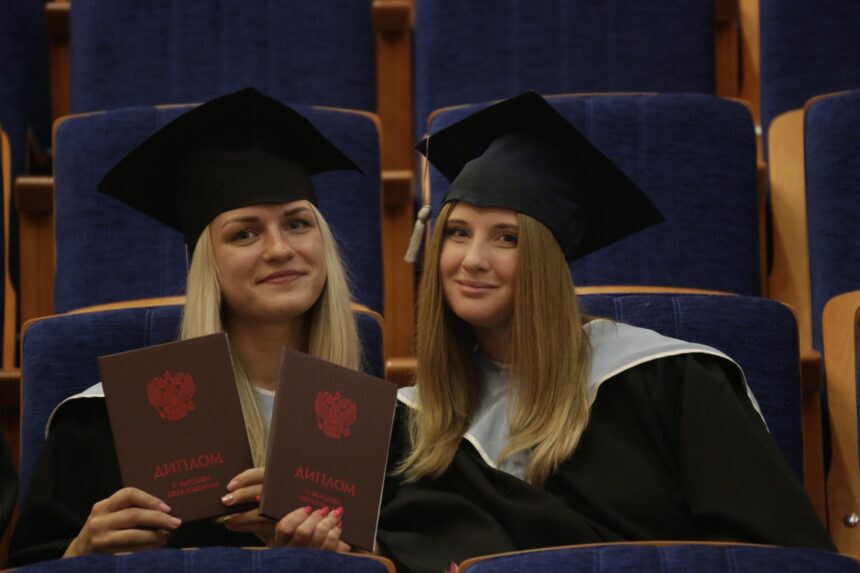 113 магистрантов получили дипломы БрГУ в этом году. Фото