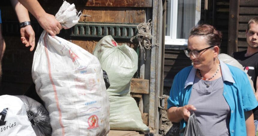Два пункта приема помощи для жителей районов Иркутской области, пострадавших от паводка продолжают работать в Братске