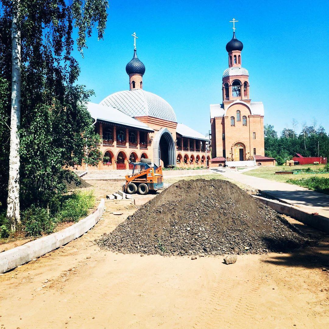 Началось благоустройство площадки для отдыха в районе улицы Металлургов. Фото