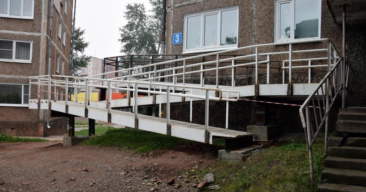 Пандус для братчанки с ОВЗ появится в доме на улице Депутатская