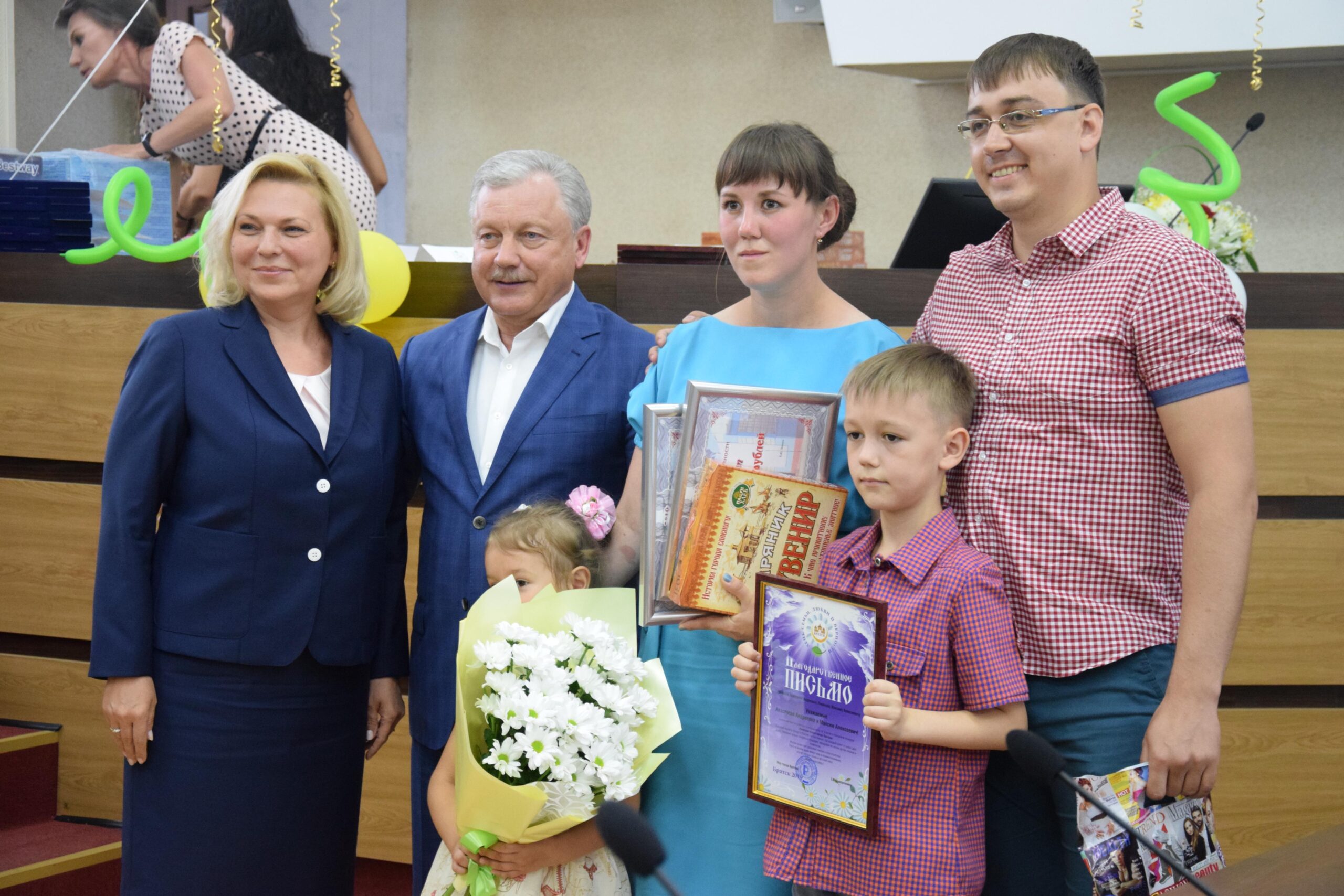 Победителей ежегодного конкурса «Почетная семья» наградили в Братске — Твой  Братск