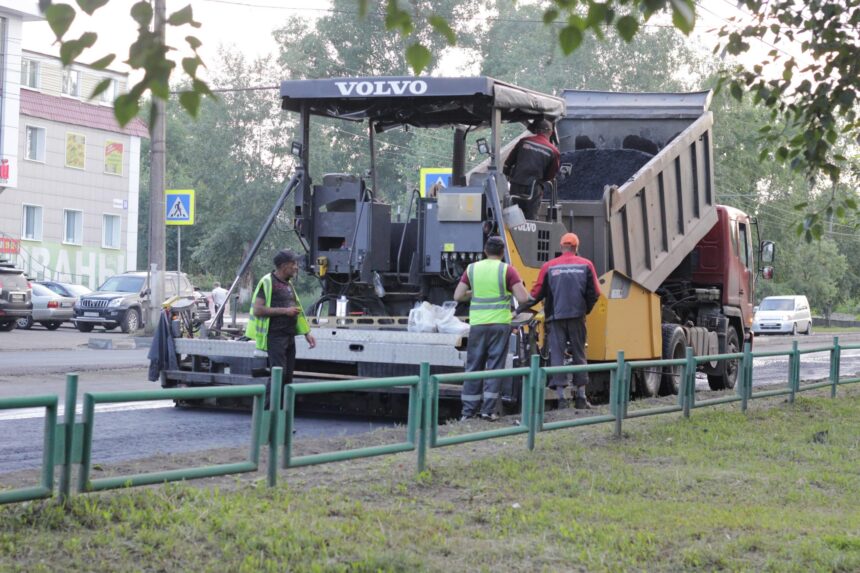 «Ямочный» ремонт дорог в Братске. Фото