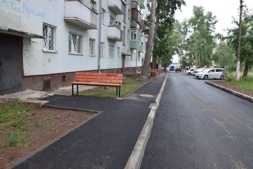 Завершилось благоустройство дворов домов по улице Мира в Центральном районе Братска