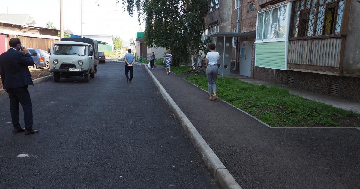 Двор дома №9 благоустроили в Братске