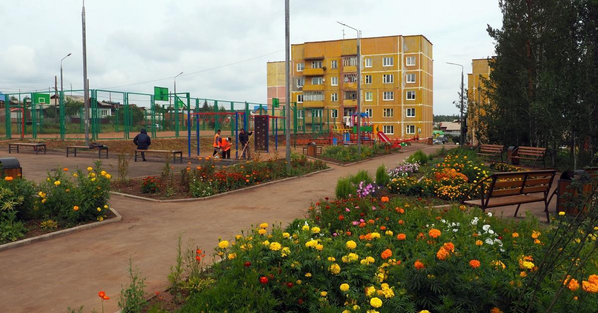 Власти проверили выполнение работ по благоустройству одного из дворов в поселке Бикей
