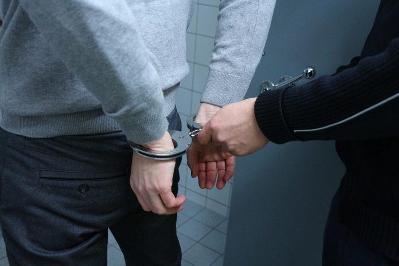 Двоих братчан, выбросивших из окна автомобиля героин во время погони, задержала полиция