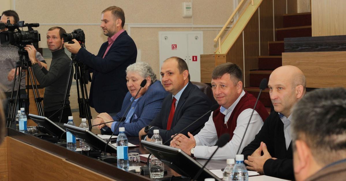 Корректировка бюджета, утверждение состава постоянных комиссий и другие вопросы обсудили на заседании городской думы VII созыва